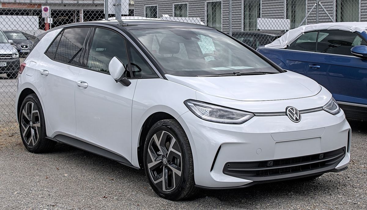 Biały Volkswagen ID.3 zaparkowany przy ogrodzeniu