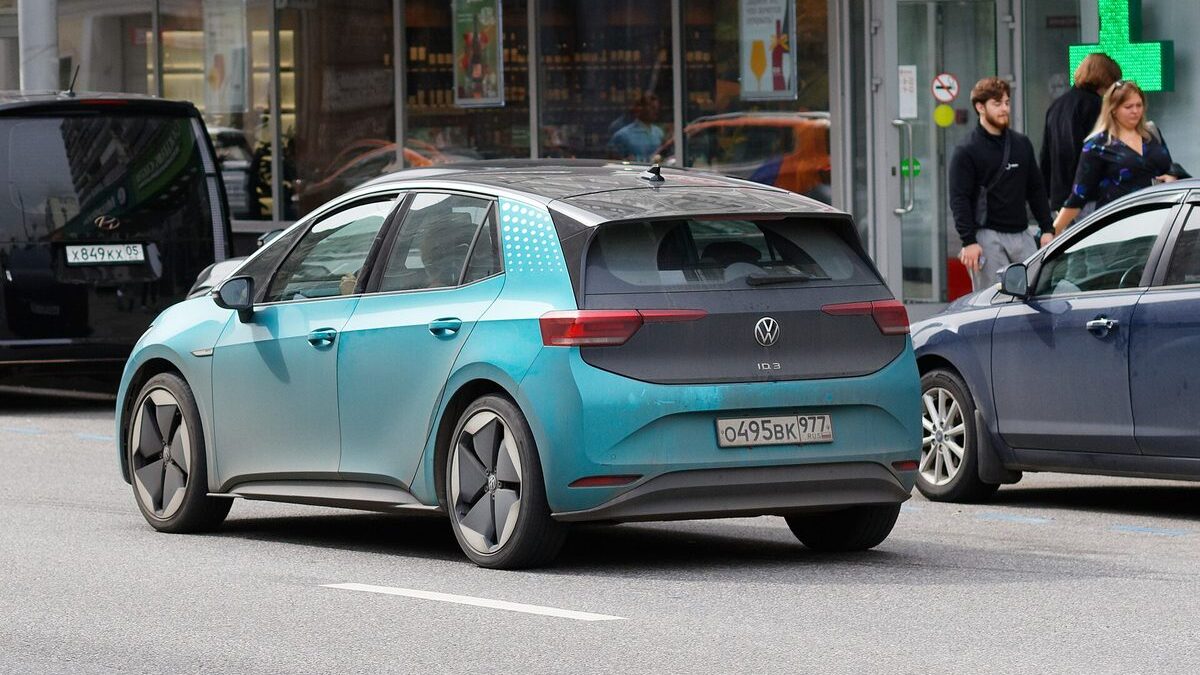 Volkswagen ID.3 produkowany w fabryce Volkswagen Zwickau, zaparkowany na ulicy