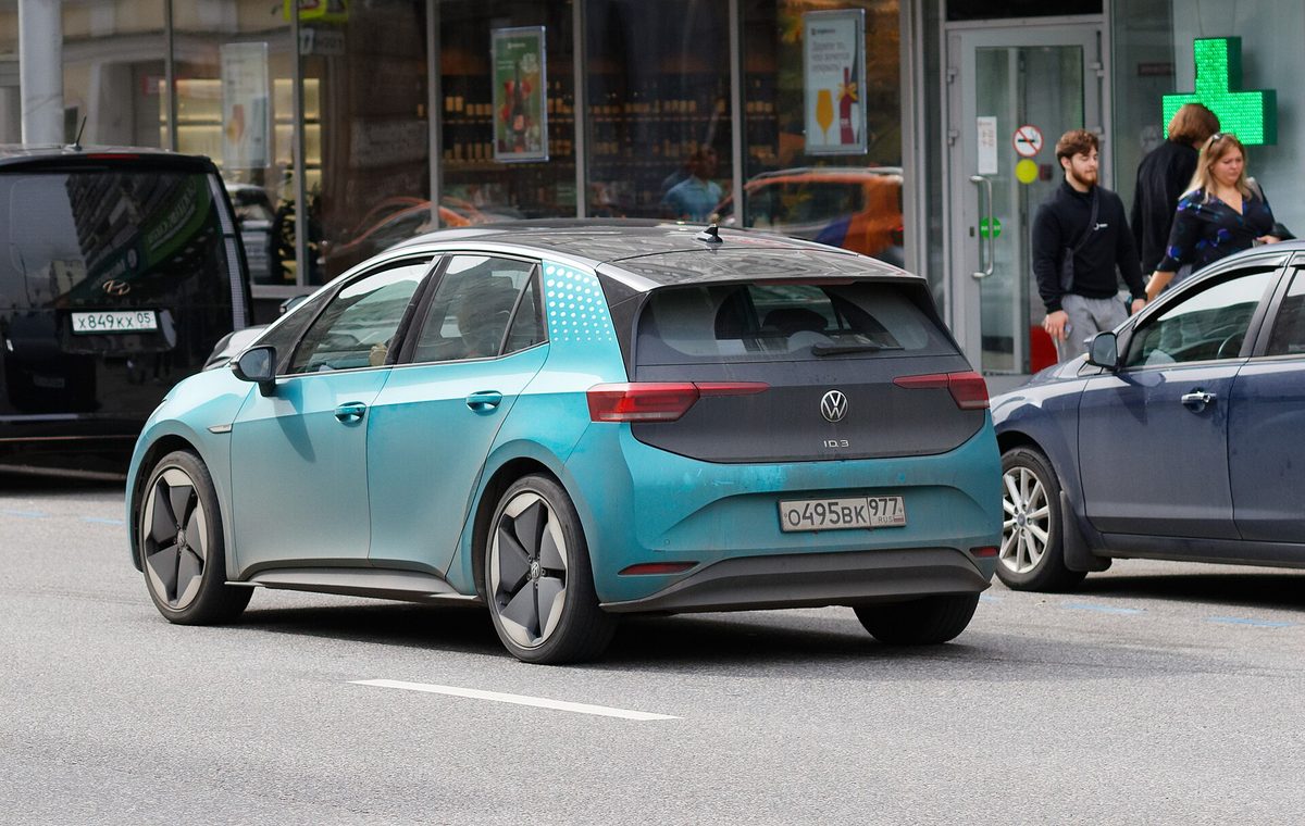 Volkswagen ID.3 produkowany w fabryce Volkswagen Zwickau, zaparkowany na ulicy