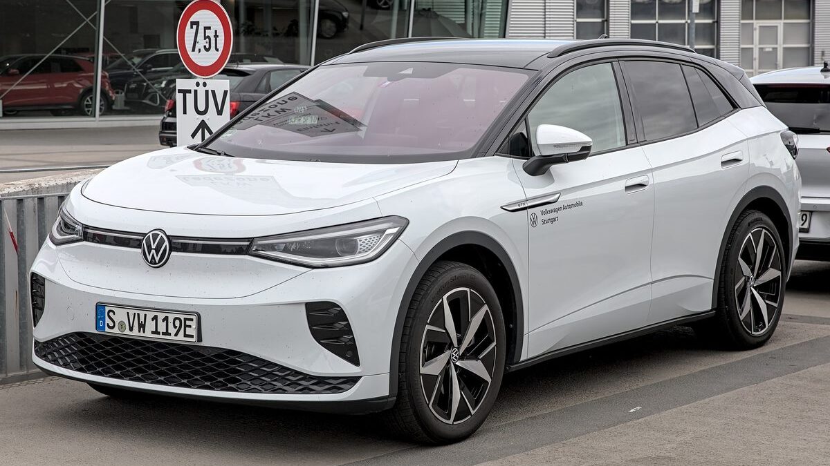 Biały Volkswagen ID.4 z przodu, widok z ulicy w Stuttgarcie