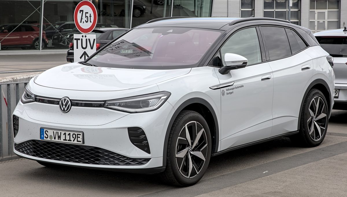Biały Volkswagen ID.4 z przodu, widok z ulicy w Stuttgarcie