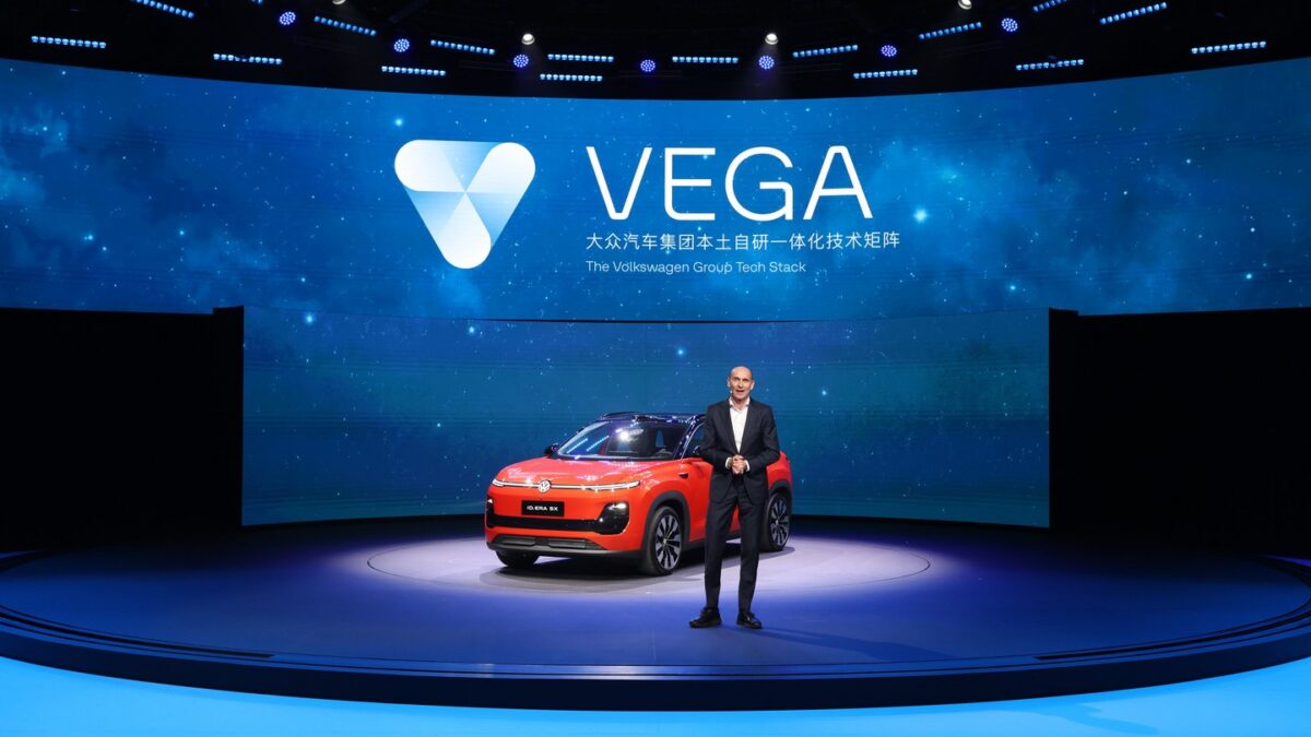 Technologia Volkswagena z Chin – Ralf Brandstätter na scenie przed Volkswagenem ID. ERA 5X i logo VEGA