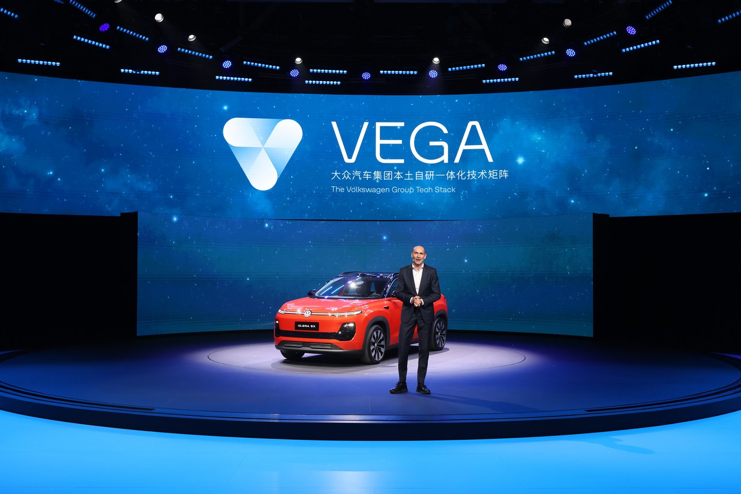 Technologia Volkswagena z Chin – Ralf Brandstätter na scenie przed Volkswagenem ID. ERA 5X i logo VEGA