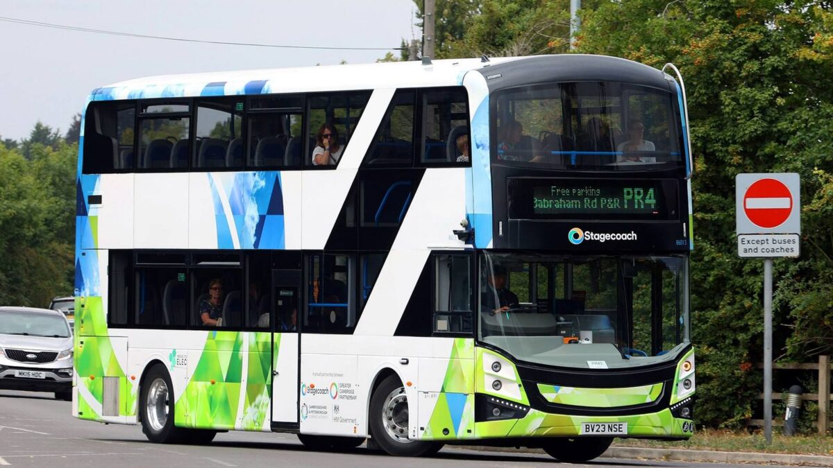 Autobus elektryczny Volvo BZL Electric na ulicy