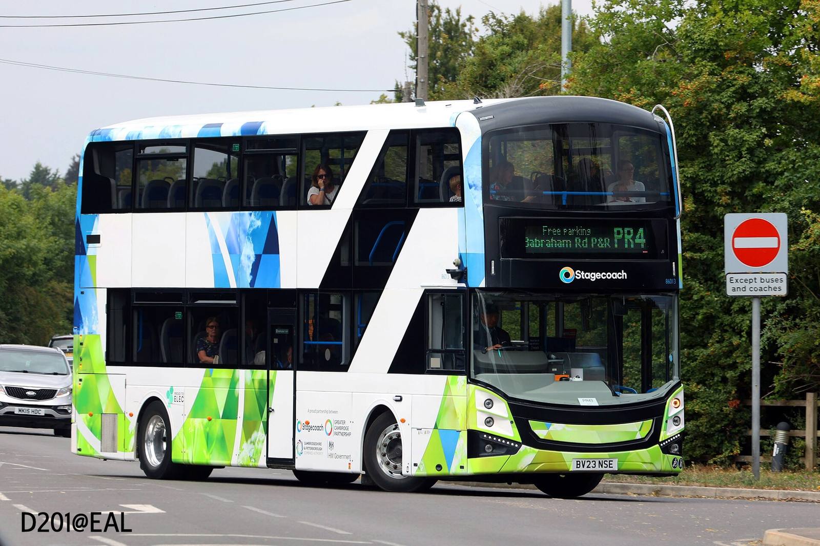 Autobus elektryczny Volvo BZL Electric na ulicy