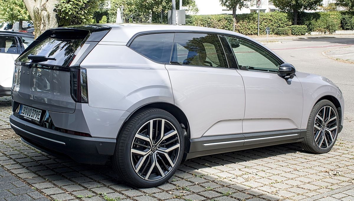 Szare Volvo EX60 na ulicy, ujęcie od tyłu i boku