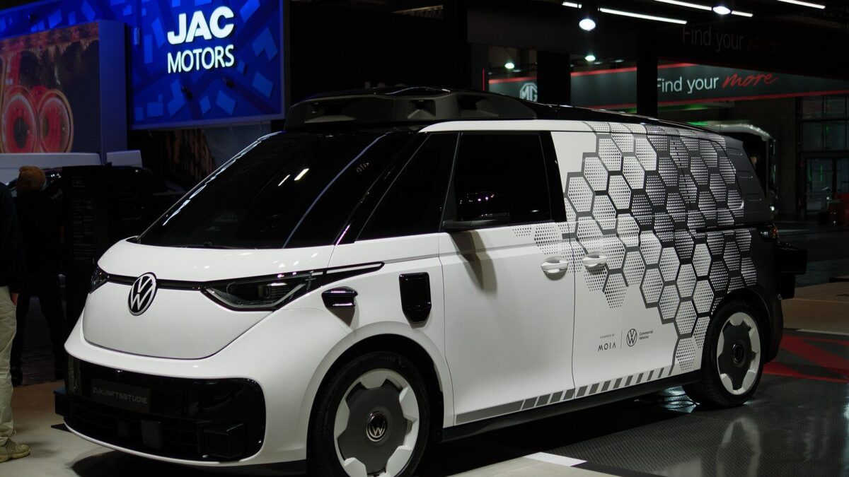 Autonomiczny ID. Buzz z modułem czujników na dachu i oznakowaniem MOIA na targach IAA Transportation 2026 w Hanowerze