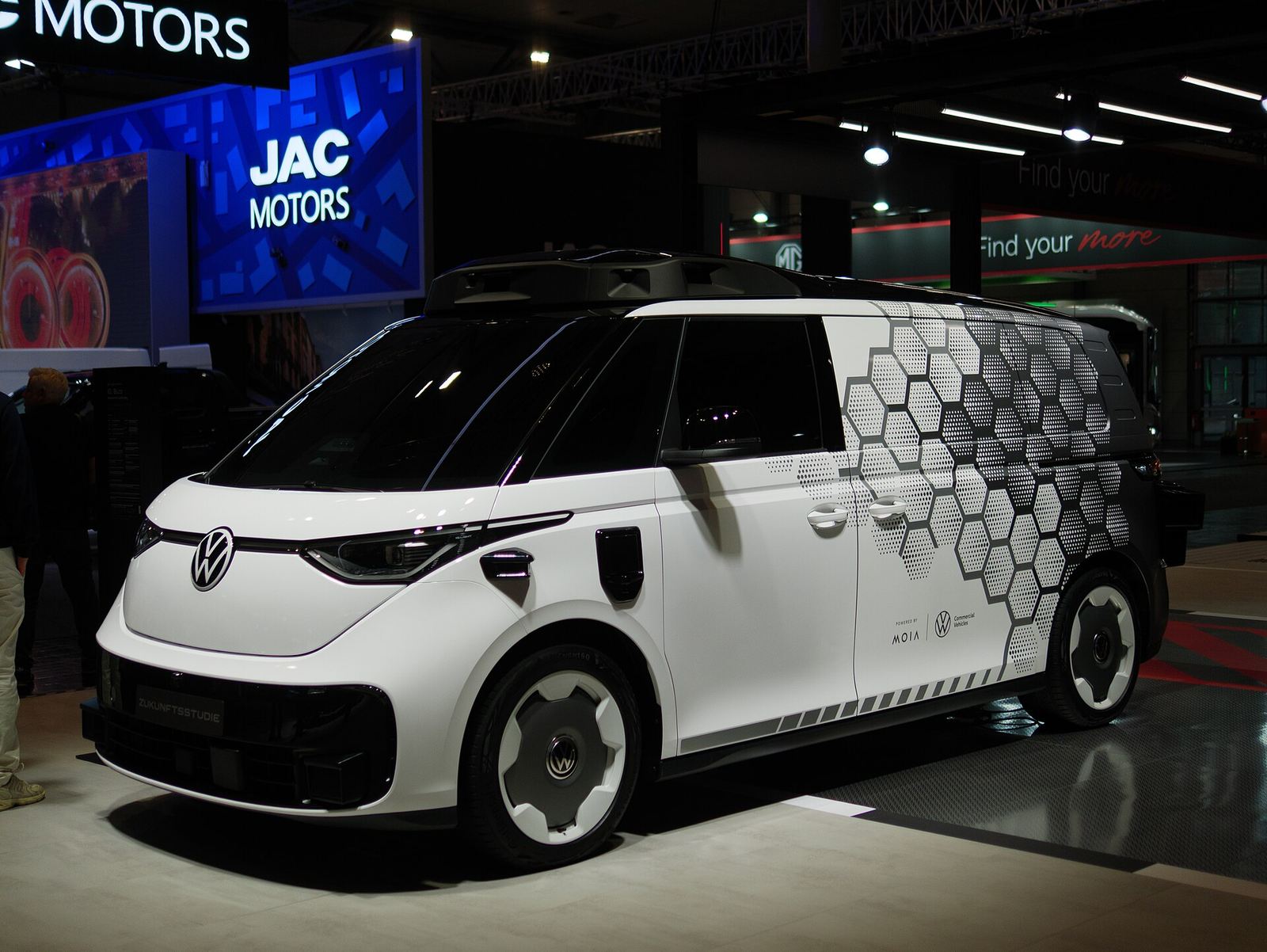 Autonomiczny ID. Buzz z modułem czujników na dachu i oznakowaniem MOIA na targach IAA Transportation 2026 w Hanowerze
