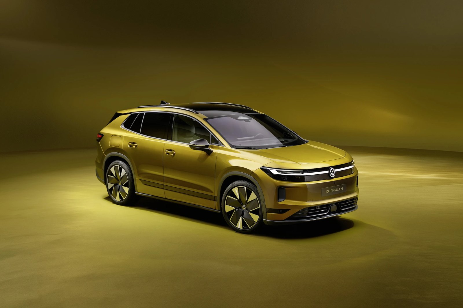 Volkswagen ID. Tiguan w złotym lakierze — elektryczny SUV po światowej premierze