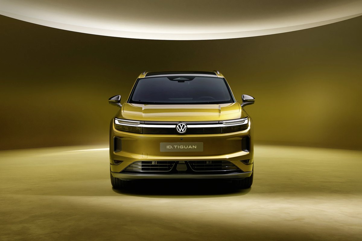 Przód Volkswagena ID. Tiguan z podświetlanym pasem i logo marki