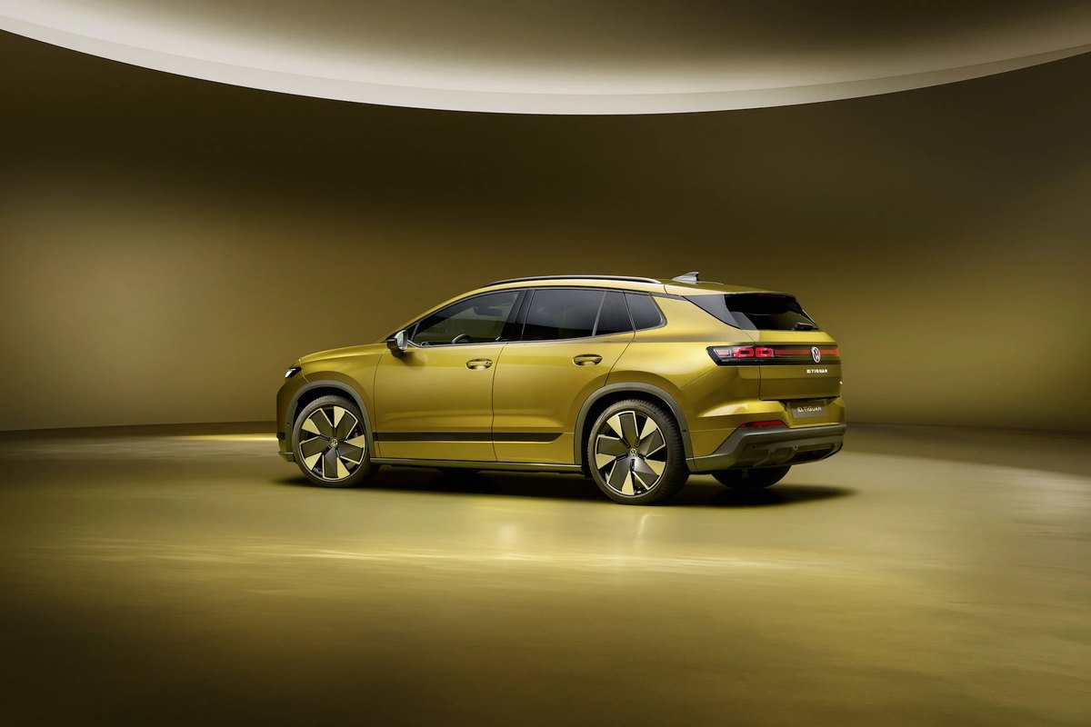 Tył Volkswagena ID. Tiguan z napisem ID. TIGUAN na klapie