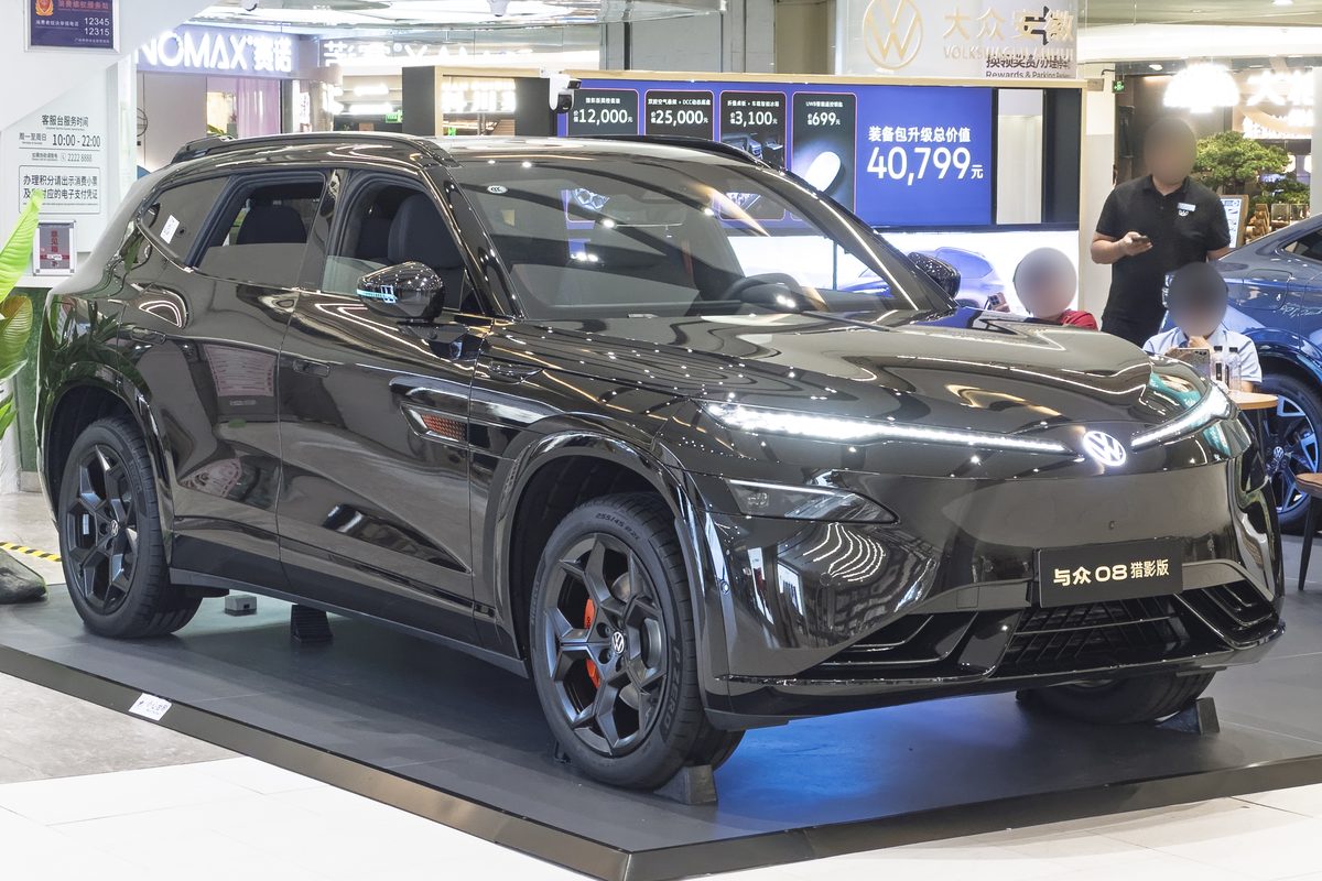 Czarny Volkswagen ID. UNYX 08 Shadow Hunter Edition, elektryczny SUV, na wystawie w centrum handlowym w Kantonie