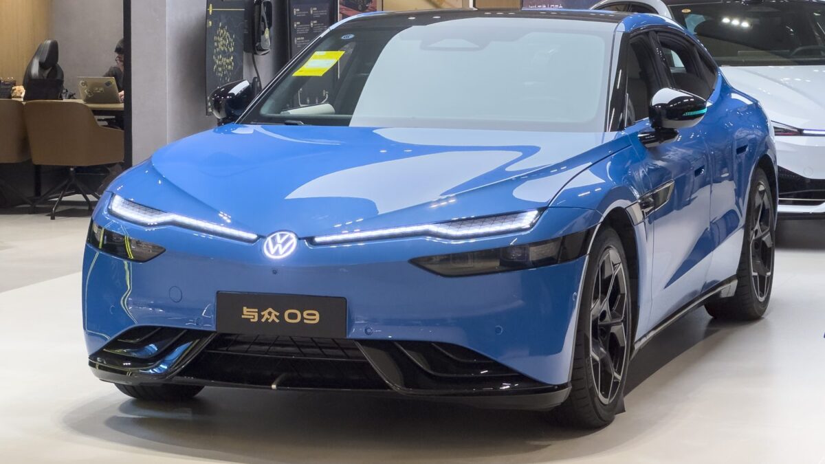 Niebieski Volkswagen ID. UNYX 09, elektryczny fastback, widziany z przodu w salonie wystawowym w Kantonie