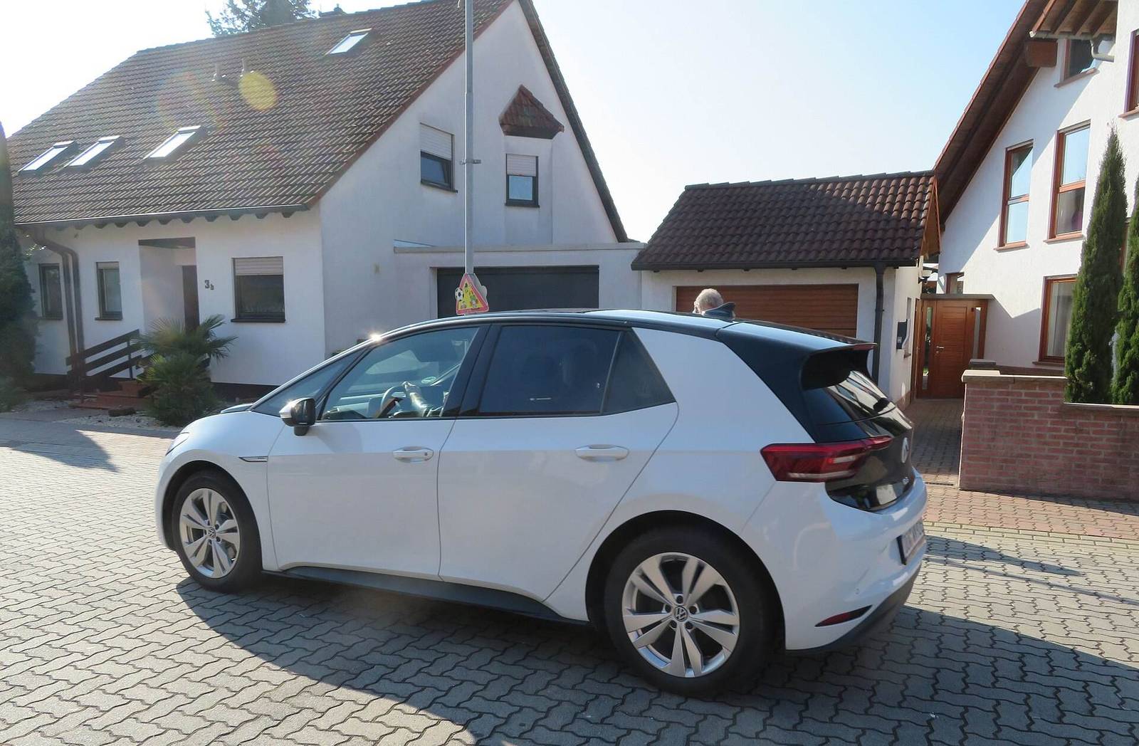 Biały Volkswagen ID.3 zaparkowany przy ulicy w Niemczech — elektryki w Niemczech