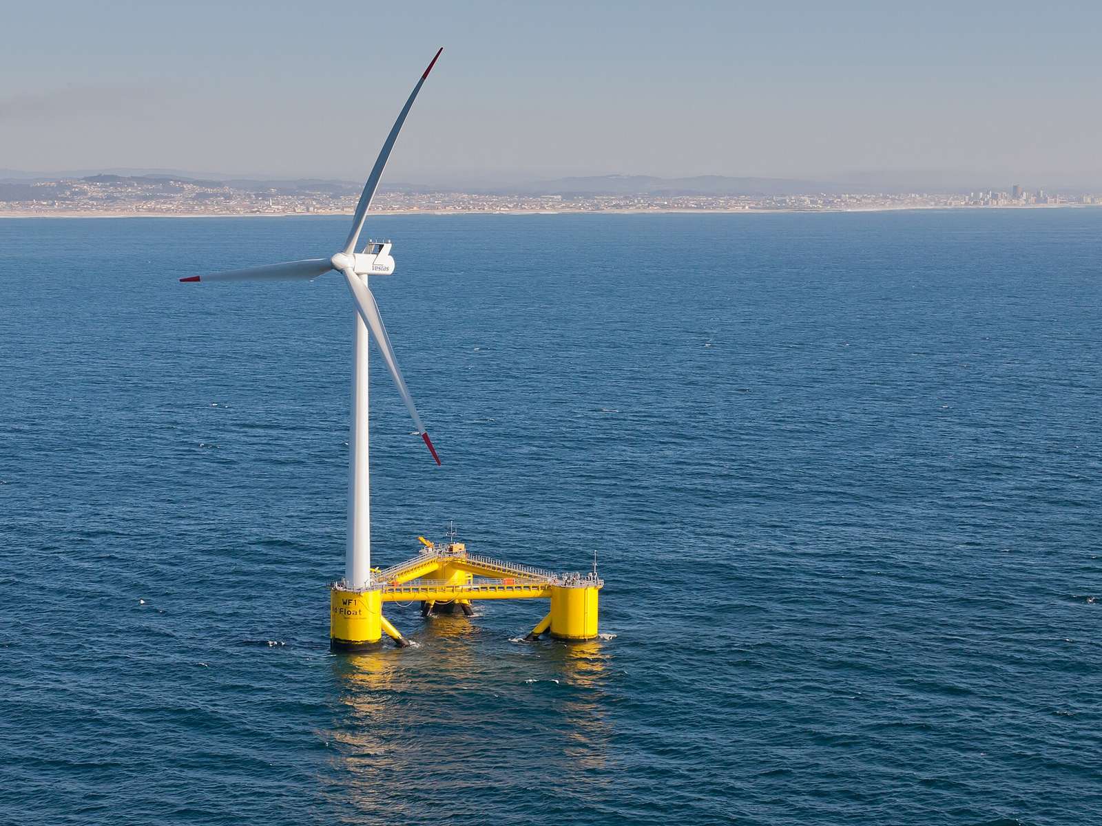 Pływająca turbina wiatrowa WindFloat — ilustracja do tekstu o projekcie DeepWind