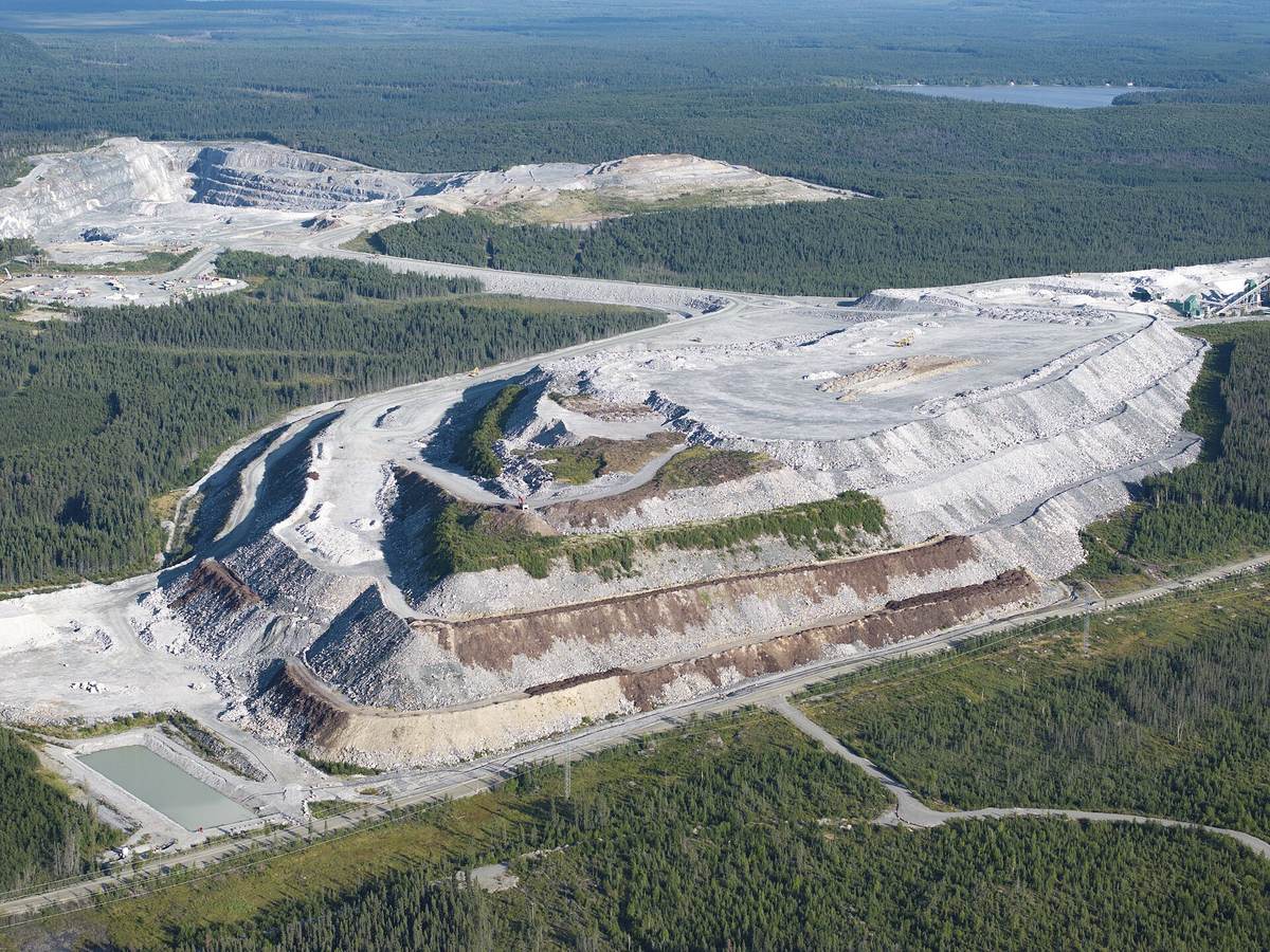 Widok z powietrza na wyrobisko i hałdy kopalni litu North American Lithium w Quebecu