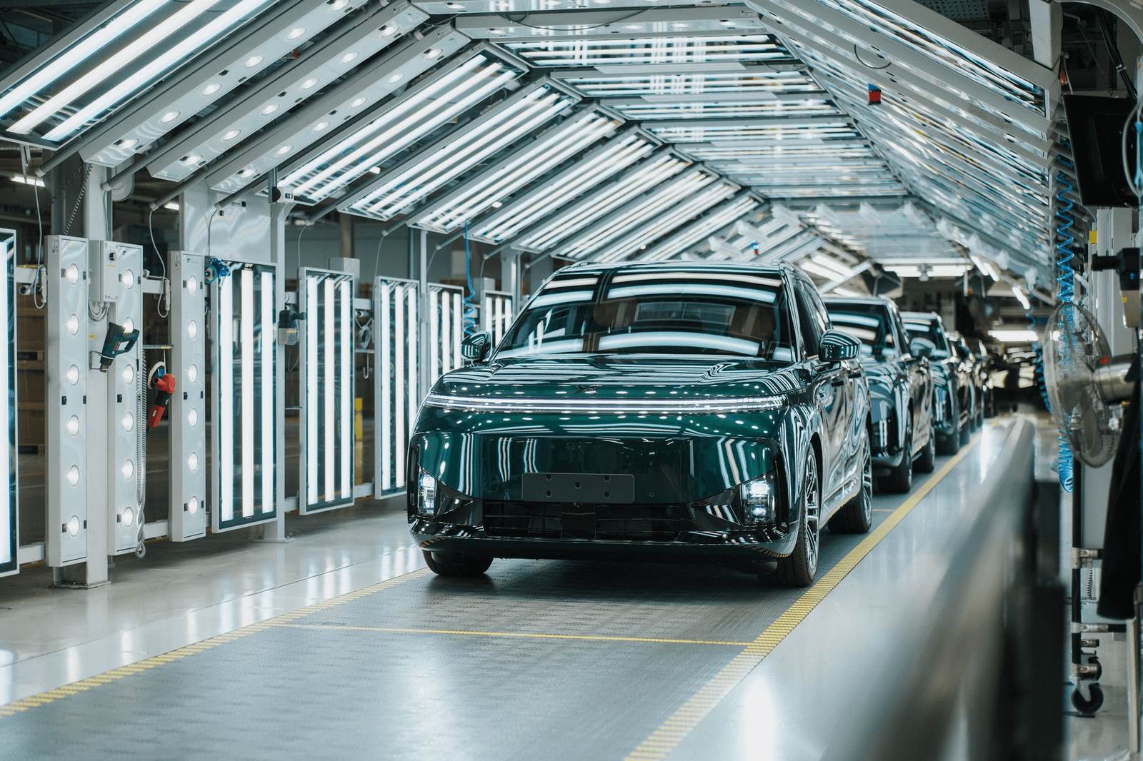 XPeng G9L — ciemny egzemplarz flagowego SUV-a na linii produkcyjnej w zakładzie Magna w Grazu