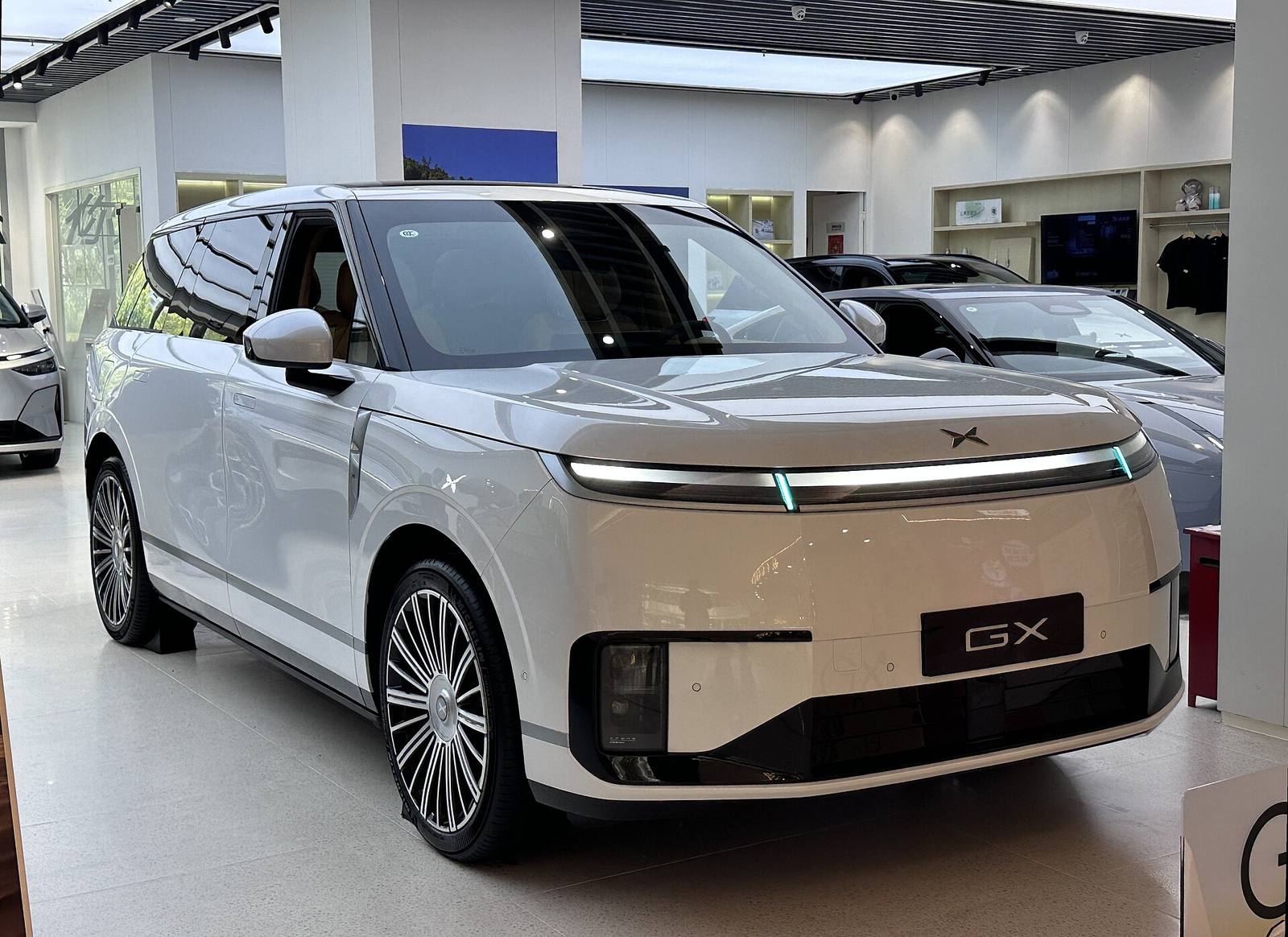 Duży elektryczny SUV XPeng GX w salonie sprzedaży