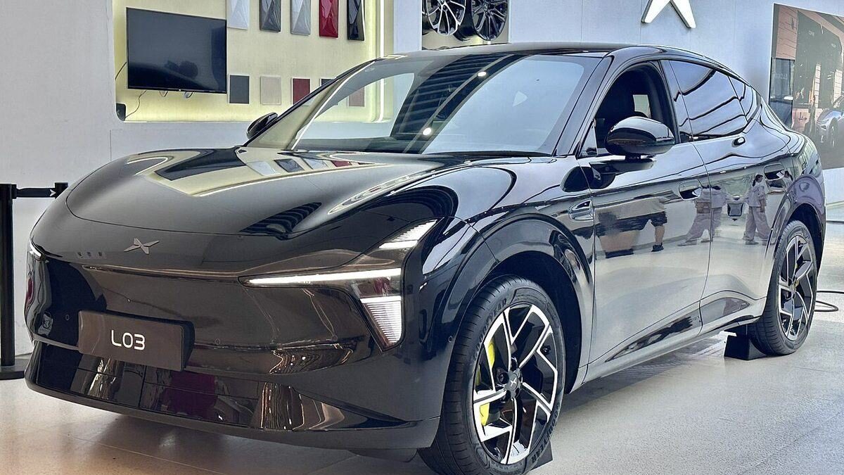 XPeng L03 2026 w wersji chińskiej — czarny fastback SUV w salonie sprzedaży