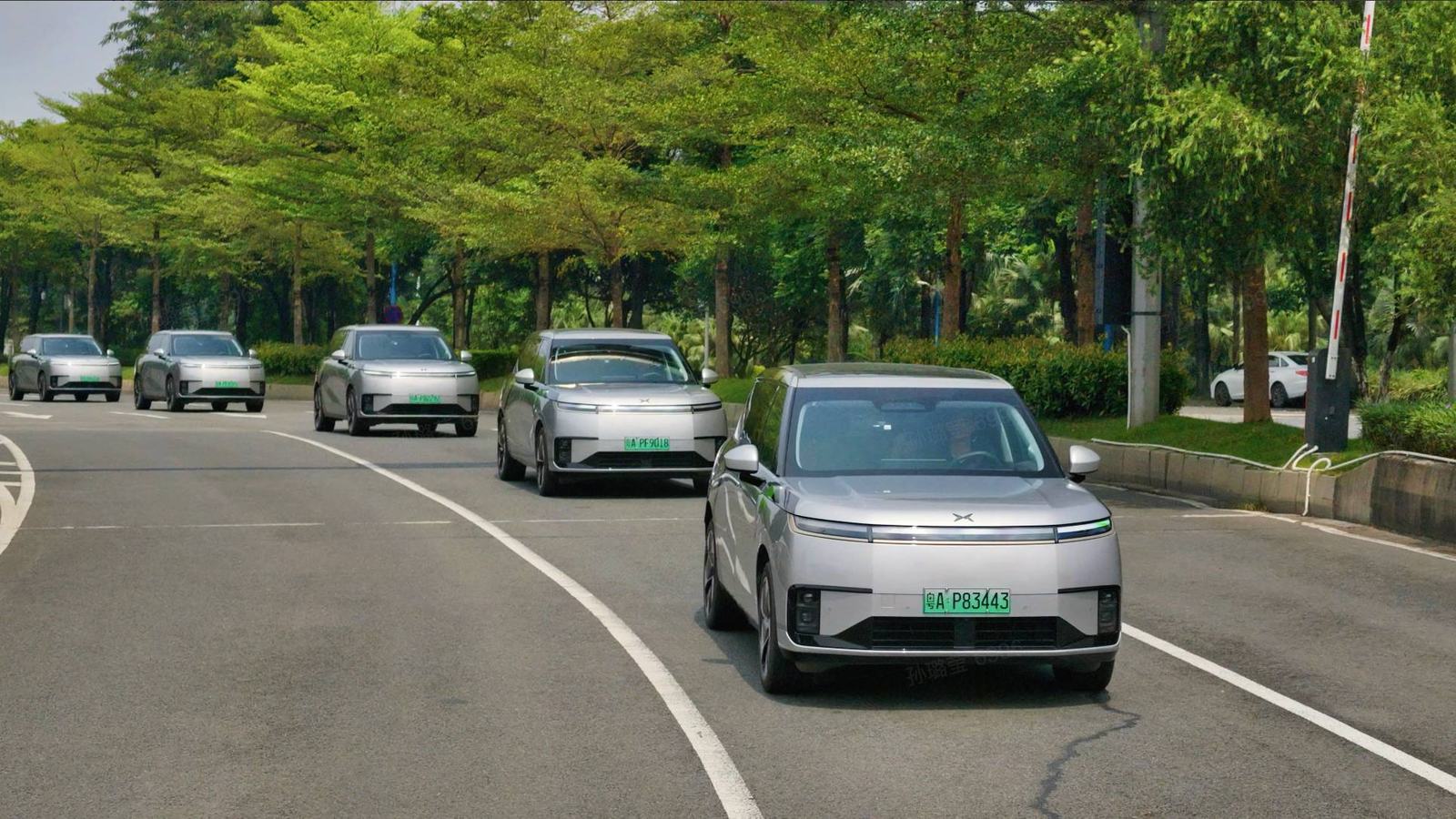 Robotaxi XPeng YOYO w oklejeniu producenta podczas jazdy w Kantonie