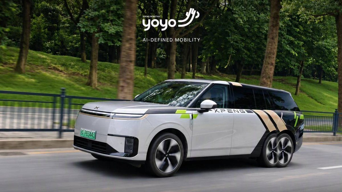 Elektryczny SUV XPeng w oklejeniu robotaxi XPENG YOYO na plakacie producenta