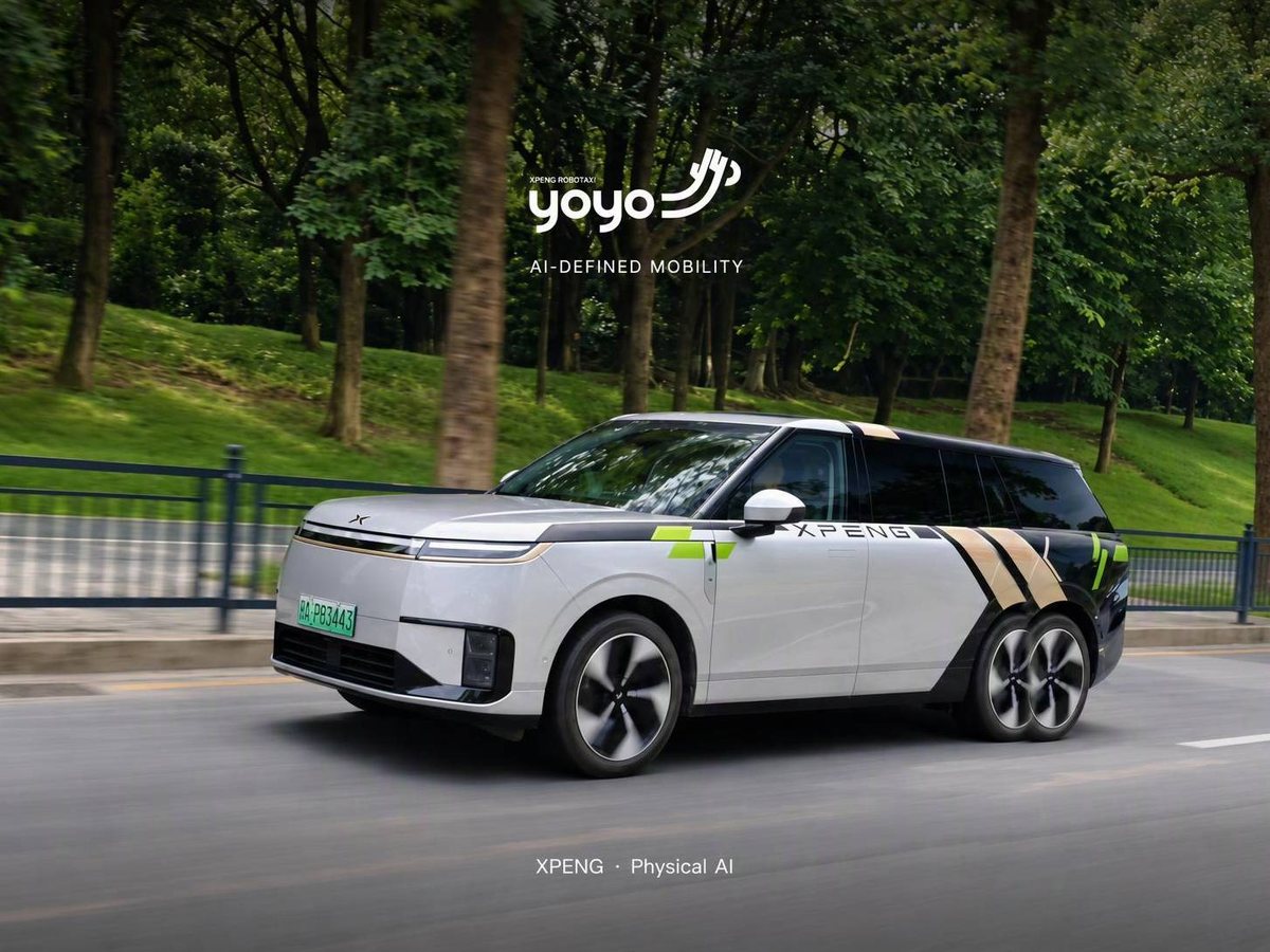 Elektryczny SUV XPeng w oklejeniu robotaxi XPENG YOYO na plakacie producenta