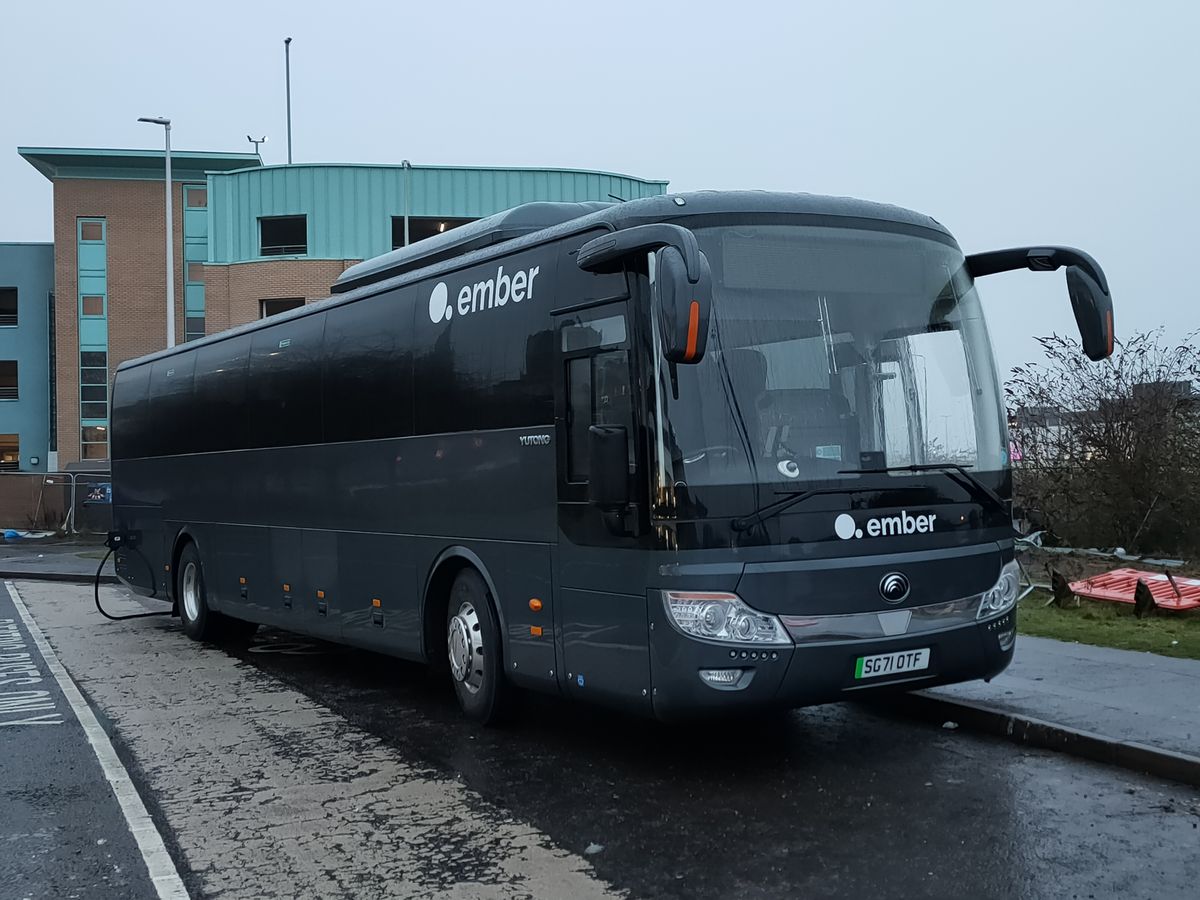 Elektryczny autokar Yutong TCe12 podczas ładowania baterii w Szkocji