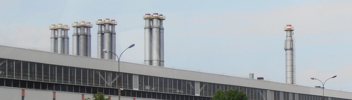 Hala produkcyjna i kominy zakładu FCA Poland w Tychach