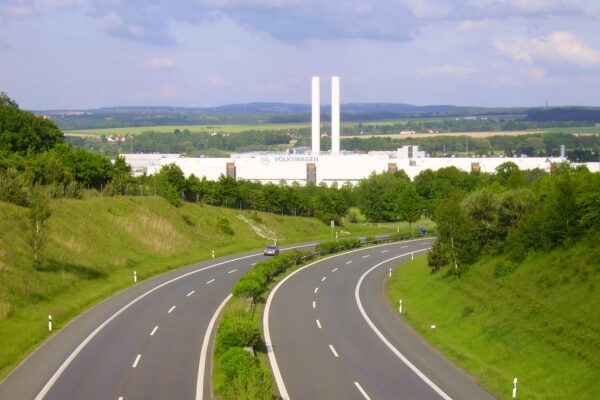 Volkswagen wycofuje się z fabryk tylko dla elektryków. Wraca produkcja mieszana