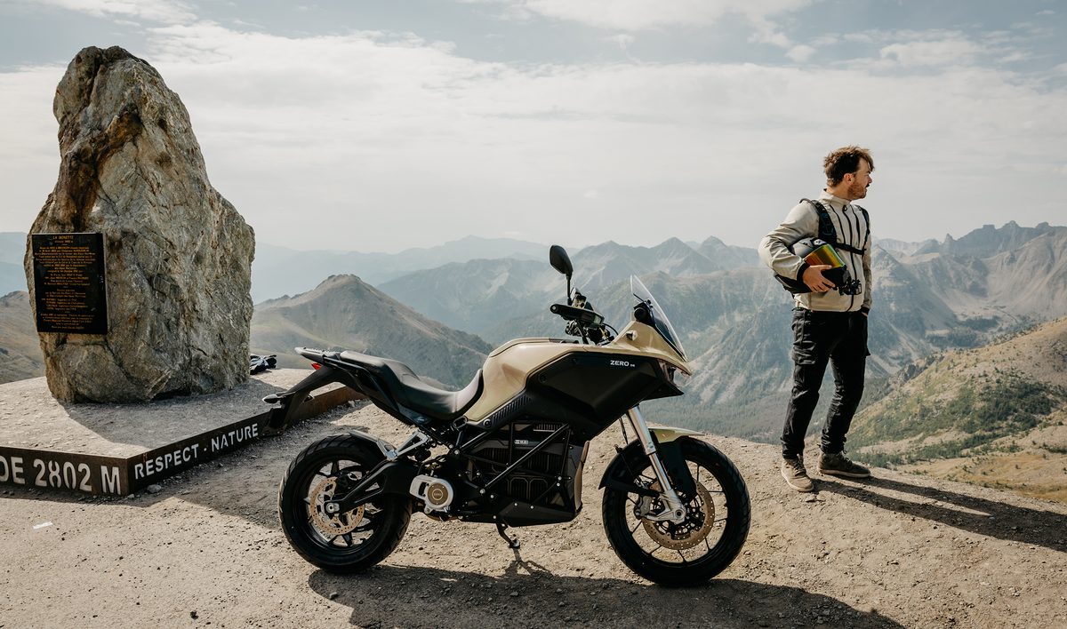 Motocykl Zero obok znaku przełęczy położonej 2802 m n.p.m. w Alpach