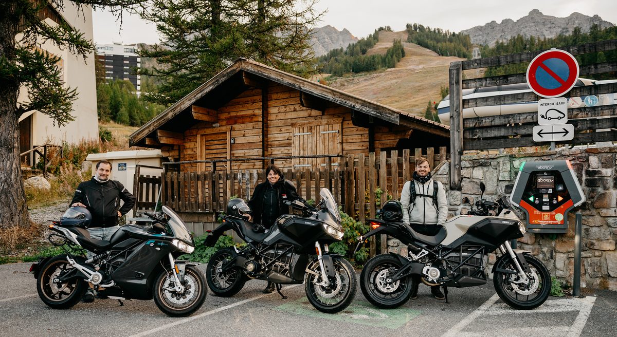 Trzy seryjne motocykle Zero i trzech kierowców przed startem w Alpach Francuskich