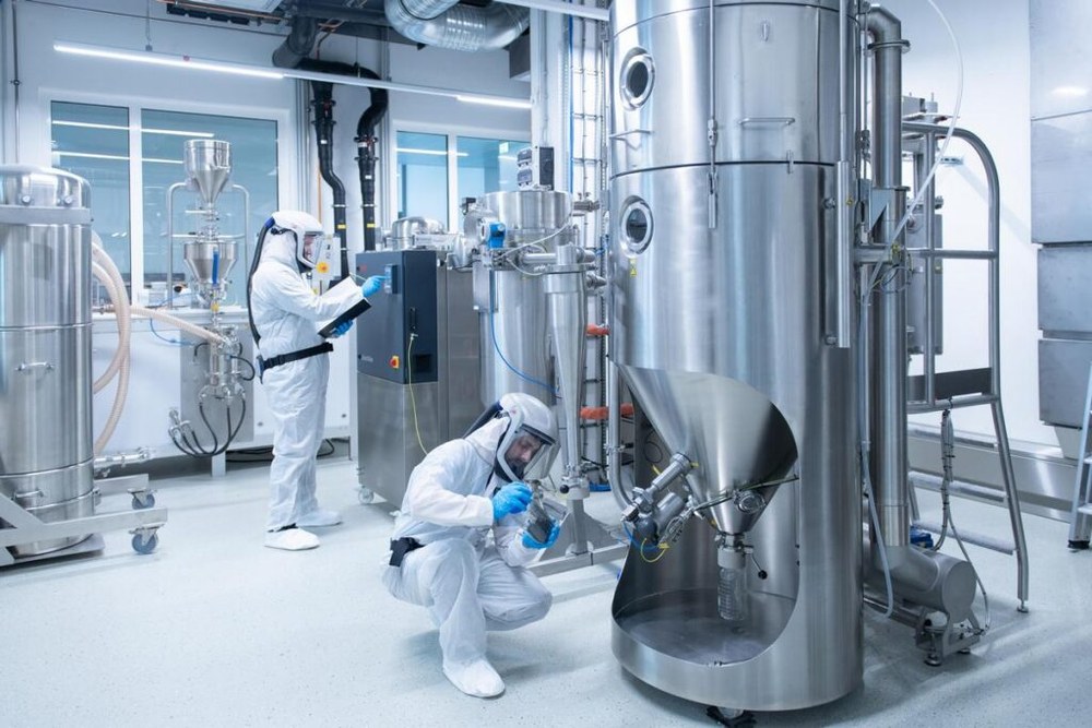 Naukowcy ZSW przy instalacji do syntezy materiałów katodowych w Ulm